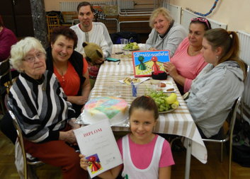 Klienti z denního stacionáře vyhráli dort plný peněz