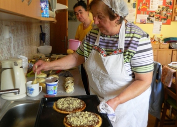 Valašské frgály od paní Mikulové provoněly denní stacionář v Luhačovicích