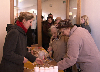 „Bazárek“ vánočního cukroví provoněl místní kostely