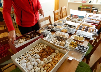 Tradiční „Bazárek vánočního cukroví“ provoněl místní kostely 