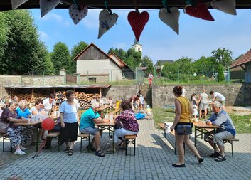 Den prarodičů a seniorů na farní zahradě v Pozlovicích