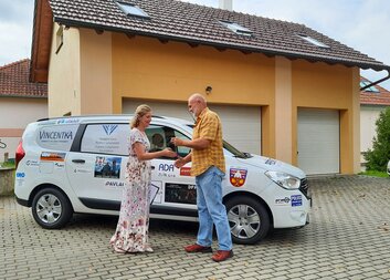 Slavnostní předání sociálního automobilu pro Charitu Luhačovice 